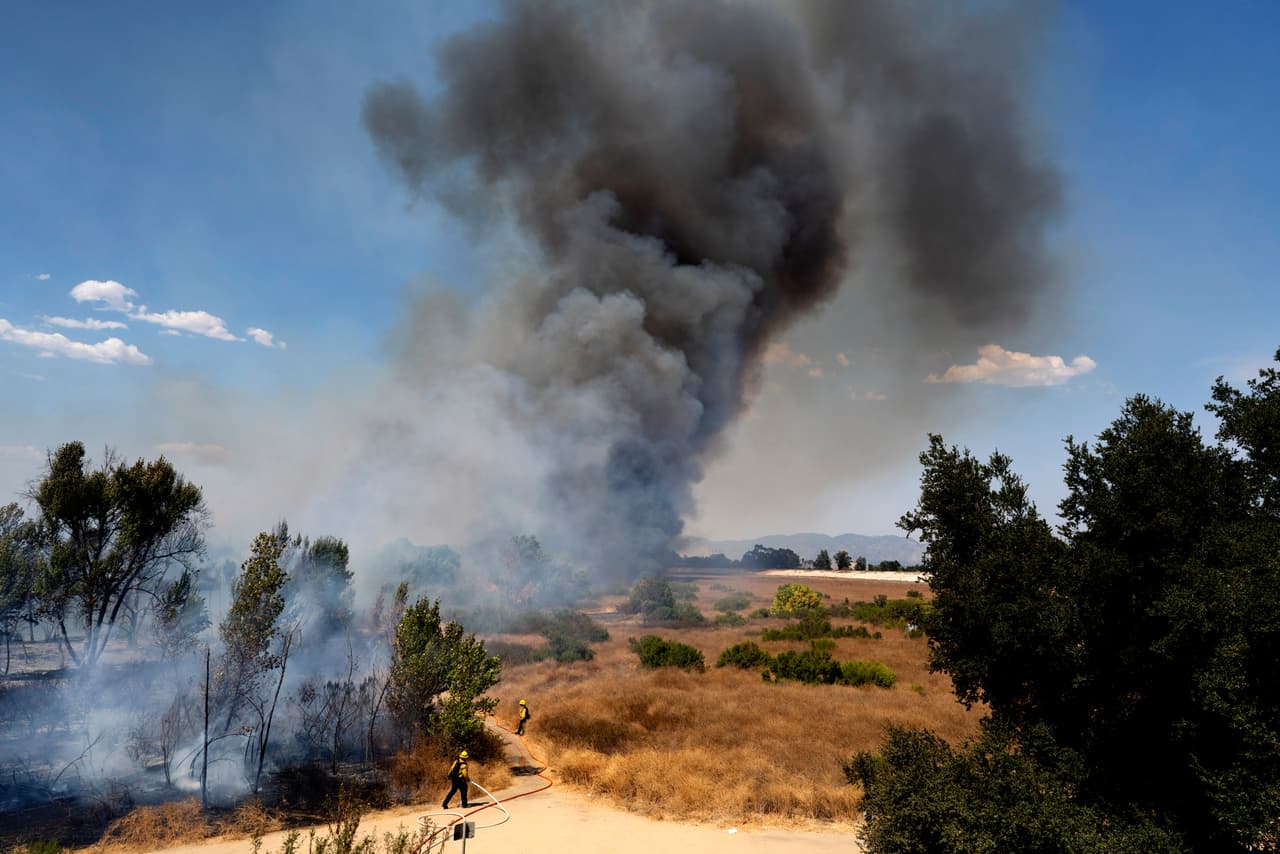 Según el 
<a href="https://www.instagram.com/p/CE0ddK-hHo1/?utm_source=ig_web_copy_link" target="_blank">comunicado</a> de CalFire "los responsables de iniciar incendios debido a negligencia o actividad ilegal pueden ser considerados financieramente y penalmente responsables".