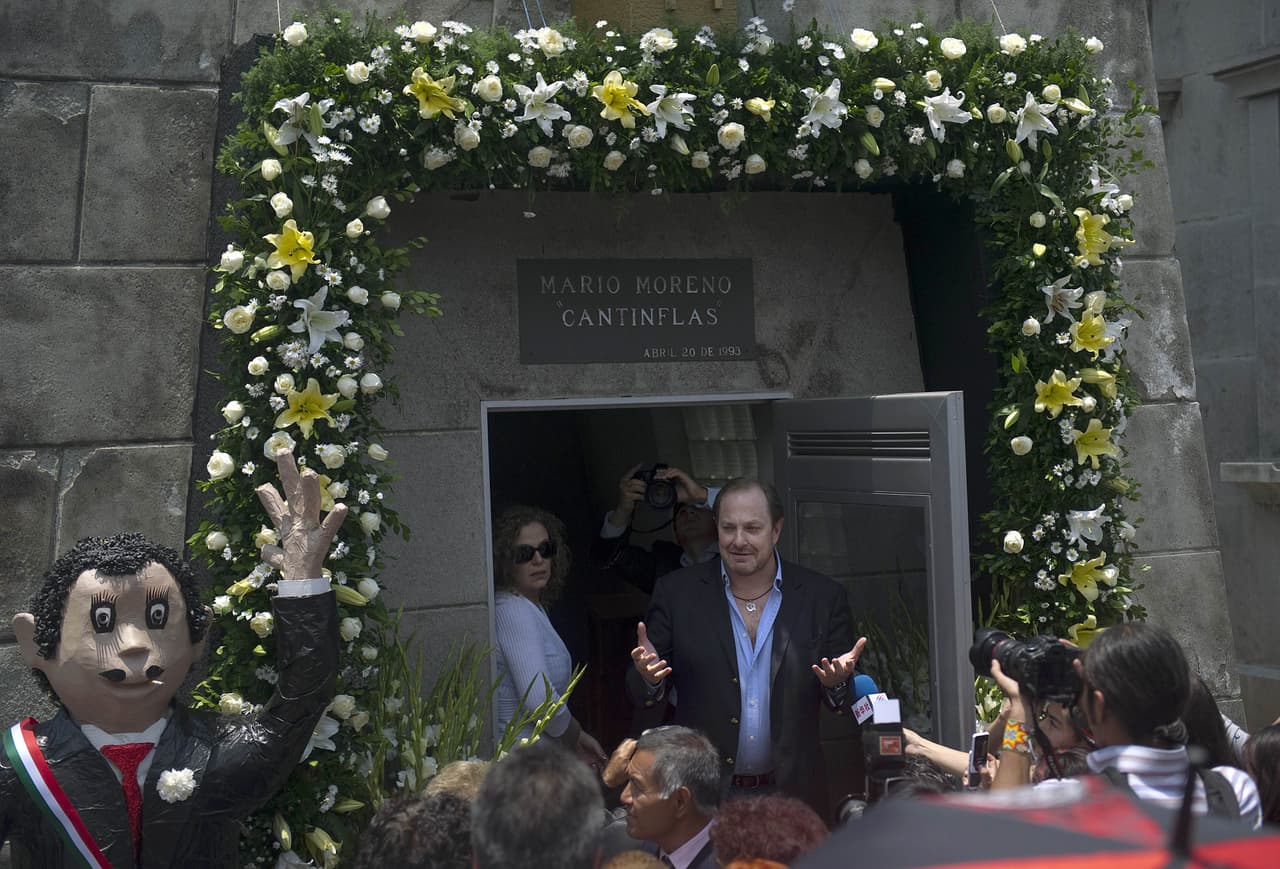 Mario Moreno Ivanova en el mausoleo donde está su papá, 'Cantinflas', y su hijo, Mario Moreno Bernat, en el Panteón Español, en Ciudad de México. Se dice que allí también serán sepultados sus restos.