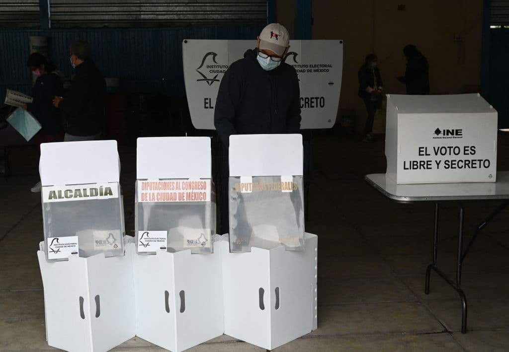 Estas elecciones se celebran en un clima de violencia, y aunque el gobierno ha asegurado que transcurrirán en paz y de forma segura, durante la campaña 
<a href="https://www.univision.com/noticias/america-latina/elecciones-mas-violentas-en-la-historia-reciente-de-mexico">más de 90 políticos han sido asesinados, 36 de ellos candidatos o precandidatos</a>.