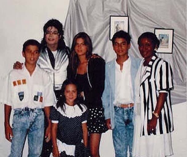 Pero la sorpresa que nos dio esta semana fue una fotografía en donde Enrique aparece junto al mismísimo 'Rey del Pop', Michael Jackson.