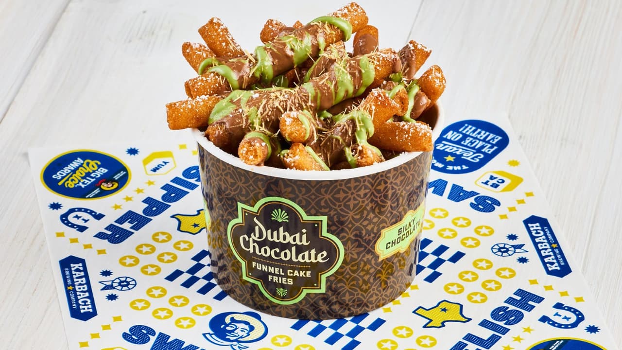 <h3 class="cms-H3-H3">Rousso’s Dubai Chocolate Funnel Cake Fries</h3>
<br>Este postre son tiras de funnel cake bañadas en chocolate belga, crema de pistacho y knafeh que dan al paladar una experiencia dulce y crujiente.