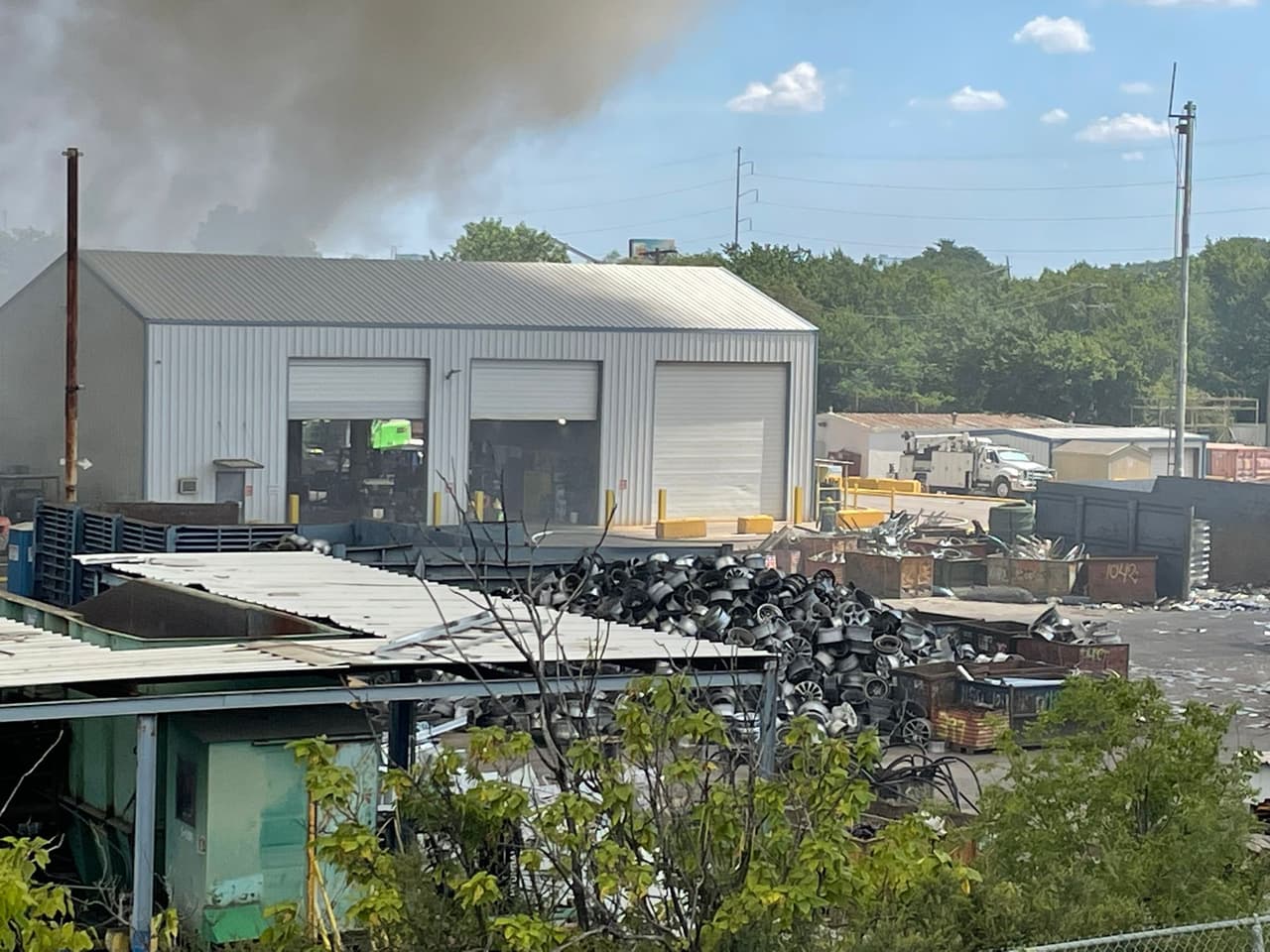 Los bomberos han estado adelantando las labores de enfriamiento, aunque las llamas ya fueron controladas