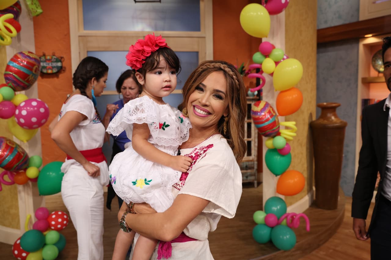 Karla Martínez, la tía de Giulietta quería ser la primera en abrazar a su sobrina.