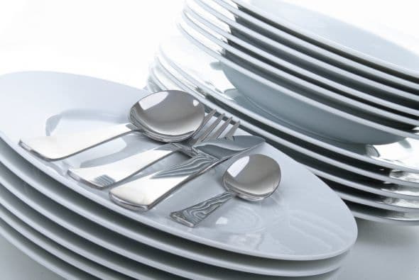 Vajilla para invitados. No necesitas tener 12 platitos de postre, 12 platos hondos y 12 cucharitas de café.