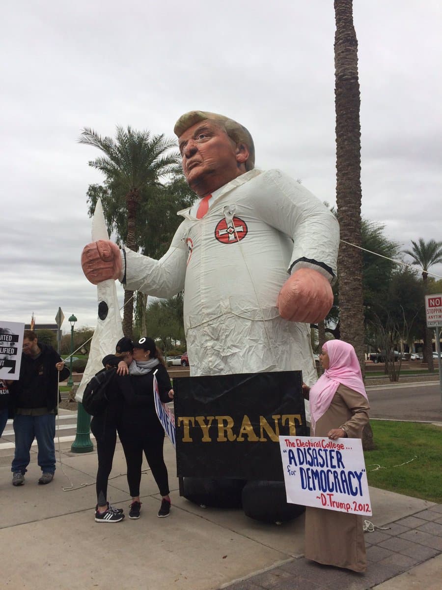 Frente a un muñeco inflable gigante los manifestantes expresaron su rechazo al presidente de Estados Unidos.