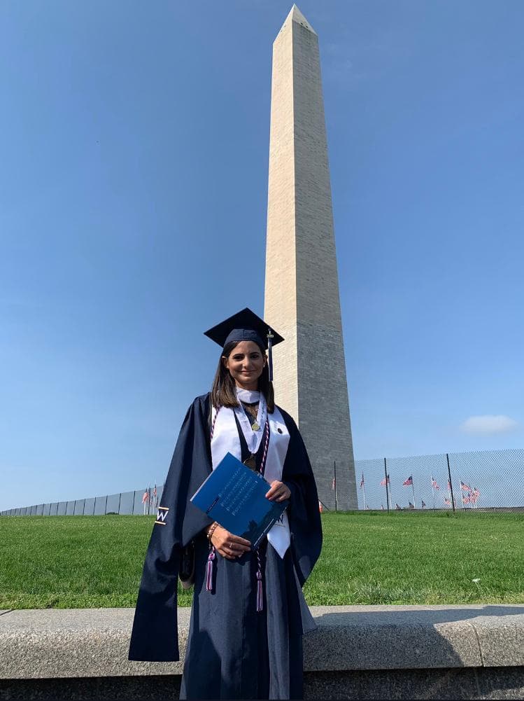 Luisa frente al Monumento Washington.