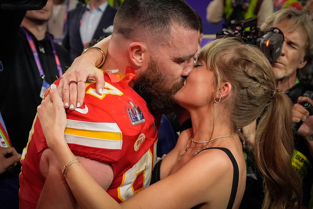 <a href="https://www.univision.com/noticias/trending/taylor-swift-puesto-numero-2-ranking-de-billboard-rihanna-drake-lady-gaga-britney-spears">Travis Kelce, de los Kansas City Chiefs, besa a Taylor Swift después del partido</a> de fútbol americano de la NFL Super Bowl 58 contra los San Francisco 49ers en Las Vegas. Los Chiefs ganaron 25-22. Esta imagen se transformó en icónica, porque une un momento de celebración deportiva súperestadounidense, con la megaestrella mundial del pop, Swift, quien inició su carrera como cantante
<i> country. </i>
