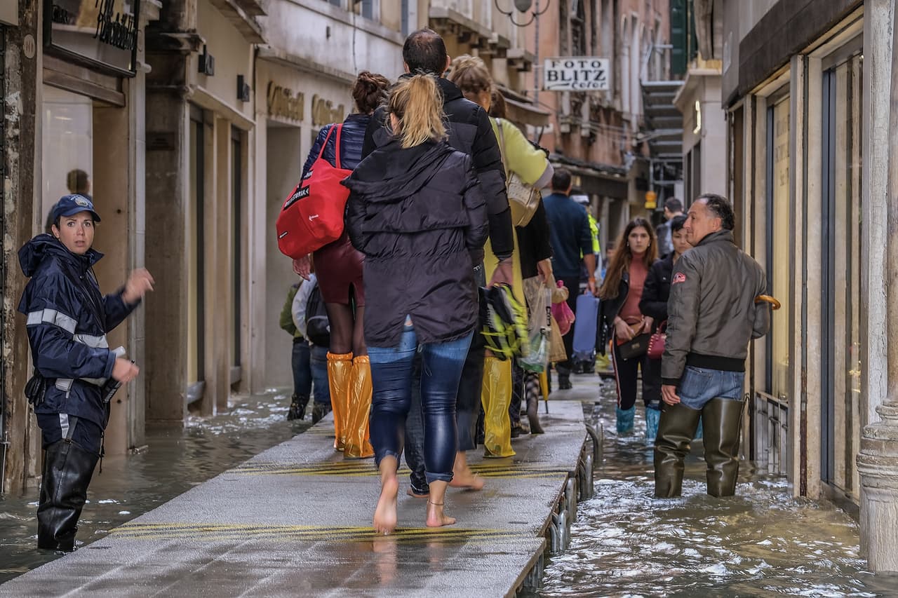 Los cuerpos de emergencia italianos indicaron que han trabajado en más de 3,500 árboles derribados por los vientos en todo el país.