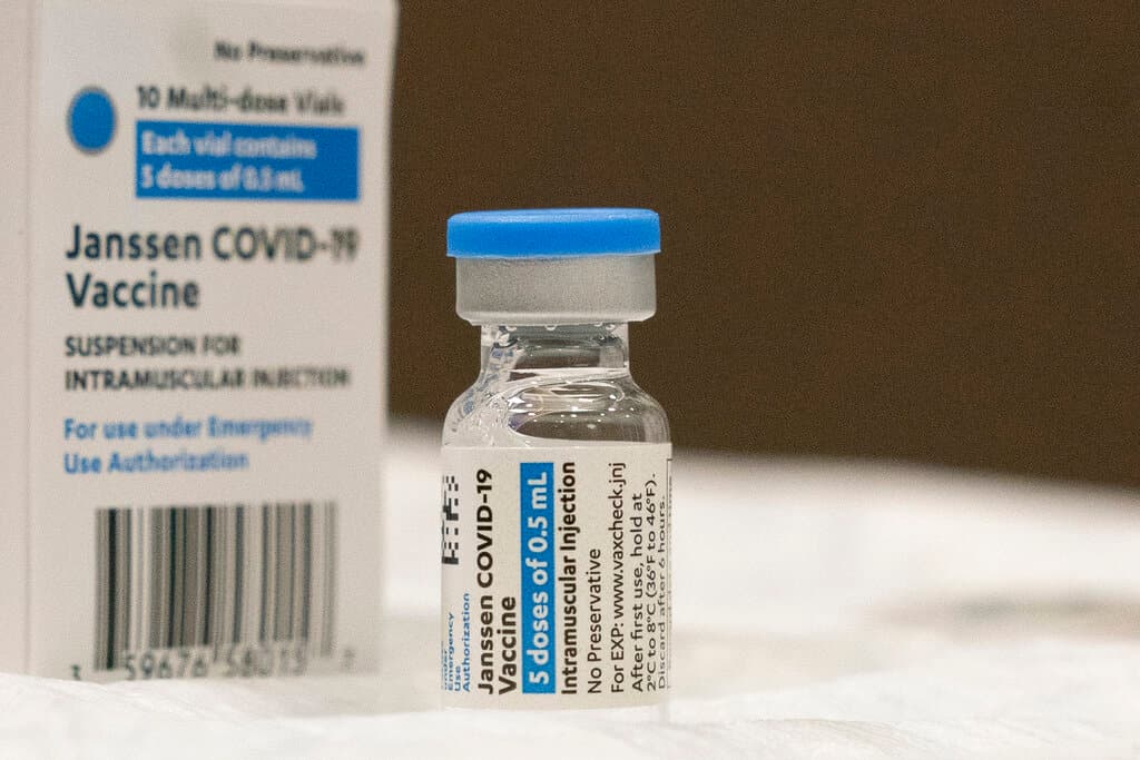 En esta fotografía de archivo del 3 de marzo de 2021, se muestra un vial de la vacuna Johnson & Johnson contra covid-19 en el Hospital de la Universidad de South Shore en Bay Shore, EEUU.