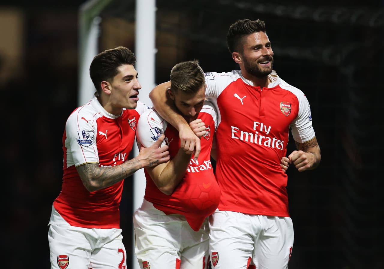 Watford 0-3 Arsenal: Los Gunners golean fuera y siguen la estela de City y United