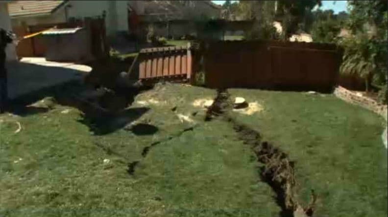 Este viernes el escenario de colapso de secciones de paredes de ladrillo, grietas y derrumbes en patios traseros con una caída de ocho a 10 pies aumentó la preocupación de residentes y autoridades.
<br>