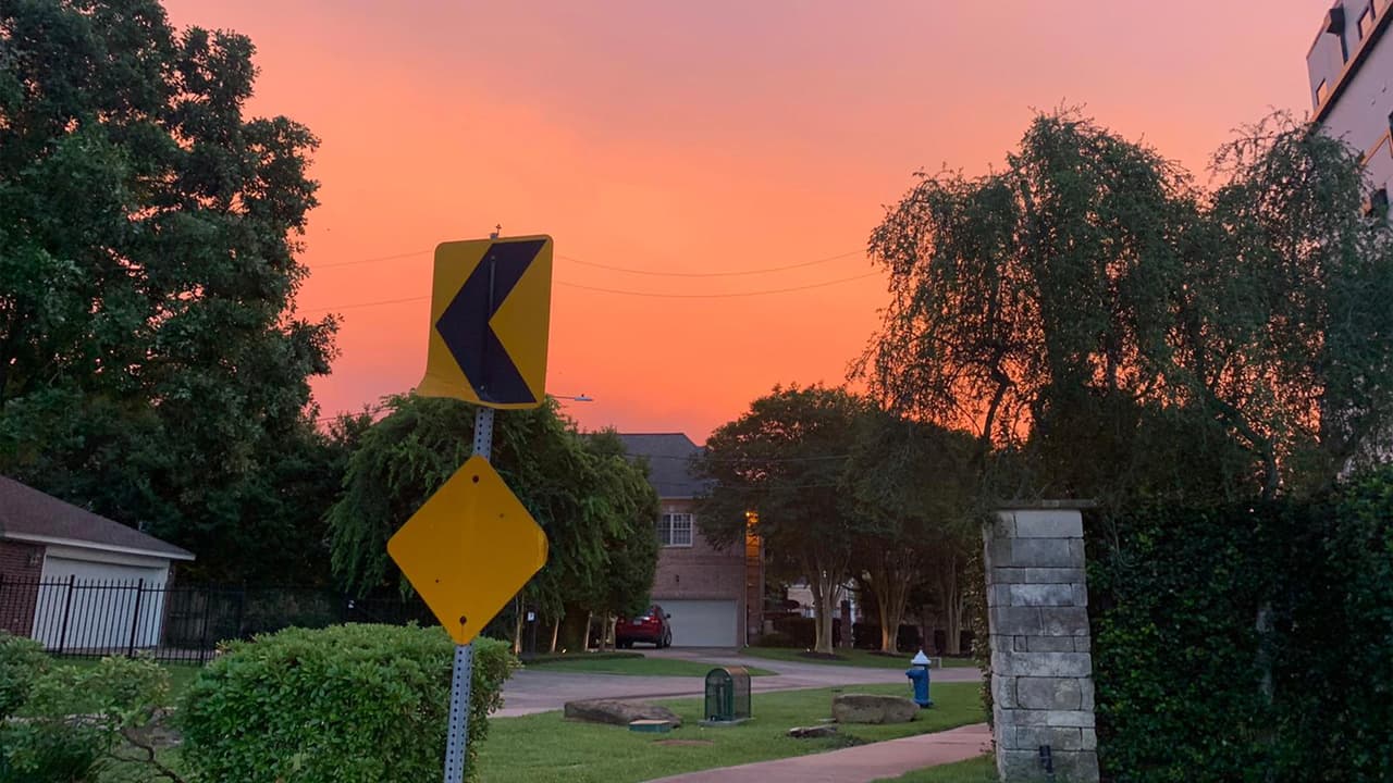 La fuerza de la tormenta hizo que al menos 275,000 clientes de CenterPoint Energy se quedaran sin servicio eléctrico el miércoles.