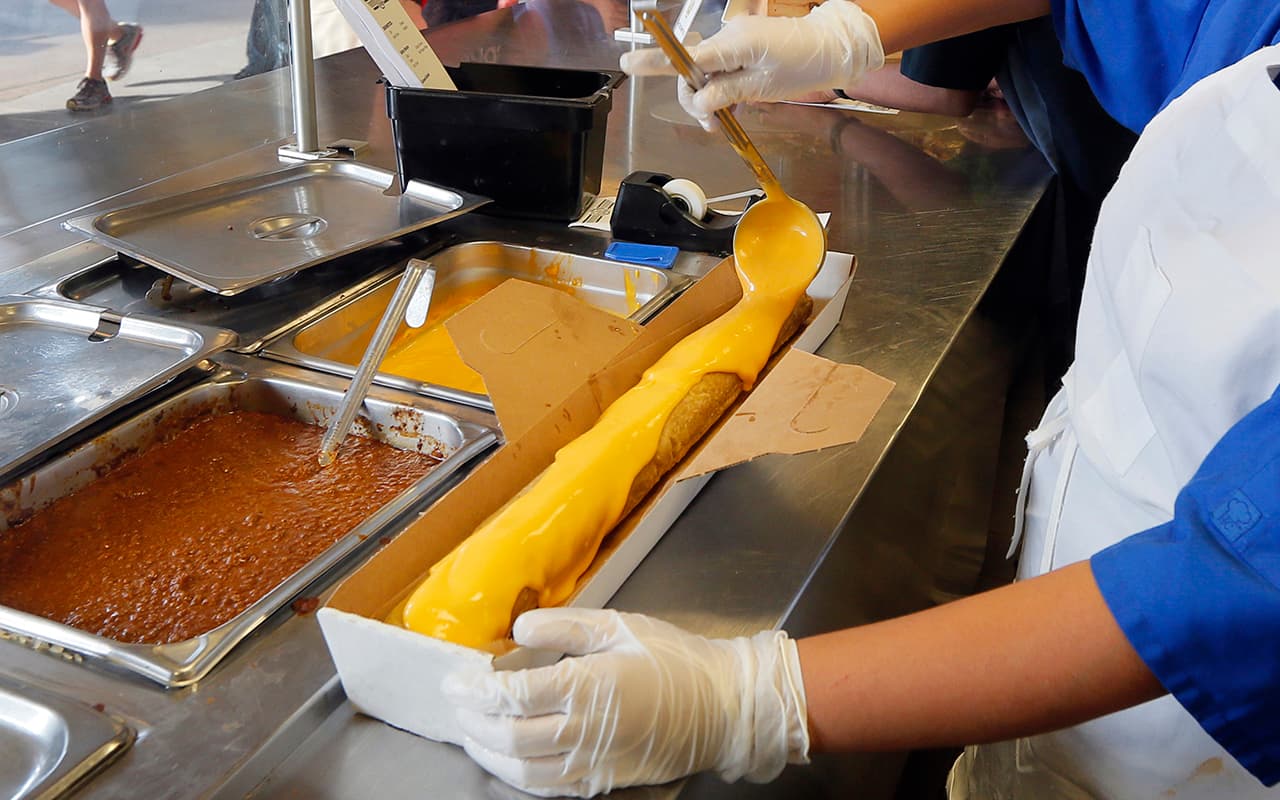 Muere uno de los 10 hospitalizados por botulismo tras comer queso para nachos en una gasolinera de California