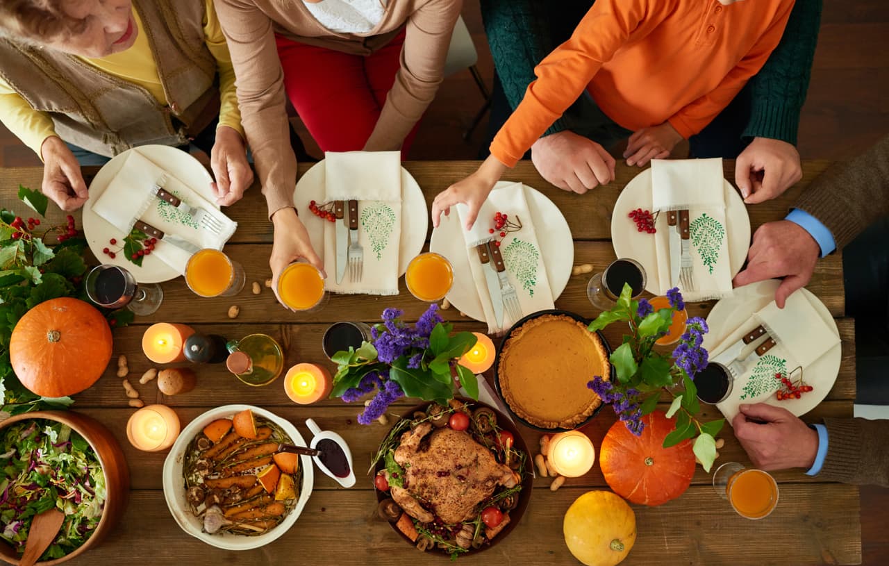 La familia ante una mesa llena de comidaPara los estadounidenses, 
<i>Thanksgiving</i> -como se conoce la celebración en inglés- es una ocasión para reconocer y dar gracias por las personas y las buenas cosas que tienen en sus vidas. Aunque no fue fiesta nacional hasta 1863, la tradición se remonta a 1621, año en que los primeros colonizadores en el noreste del país ofrecieron una 
<b>cena conjunta</b> con los indígenas locales para celebrar su primera cosecha en América.
<br>