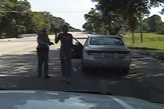 Una leve infracción de tráfico derivó en una discusión con el agente Brian Encinia, que amenazó con "freírla" con su pistola eléctrica si no salía del vehículo y después la detuvo por agresión.