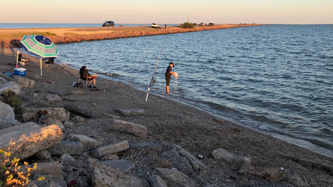 Durante el verano, los visitantes pueden darse un chapuzón. Ahora que llega el frío con el otoño, muchos prefieren visitar el muelle para pescar, hacer picnics y admirar sus bellos atardeceres.