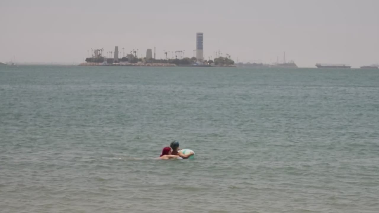 Alerta en playas de California por corrientes mortales y tiburones