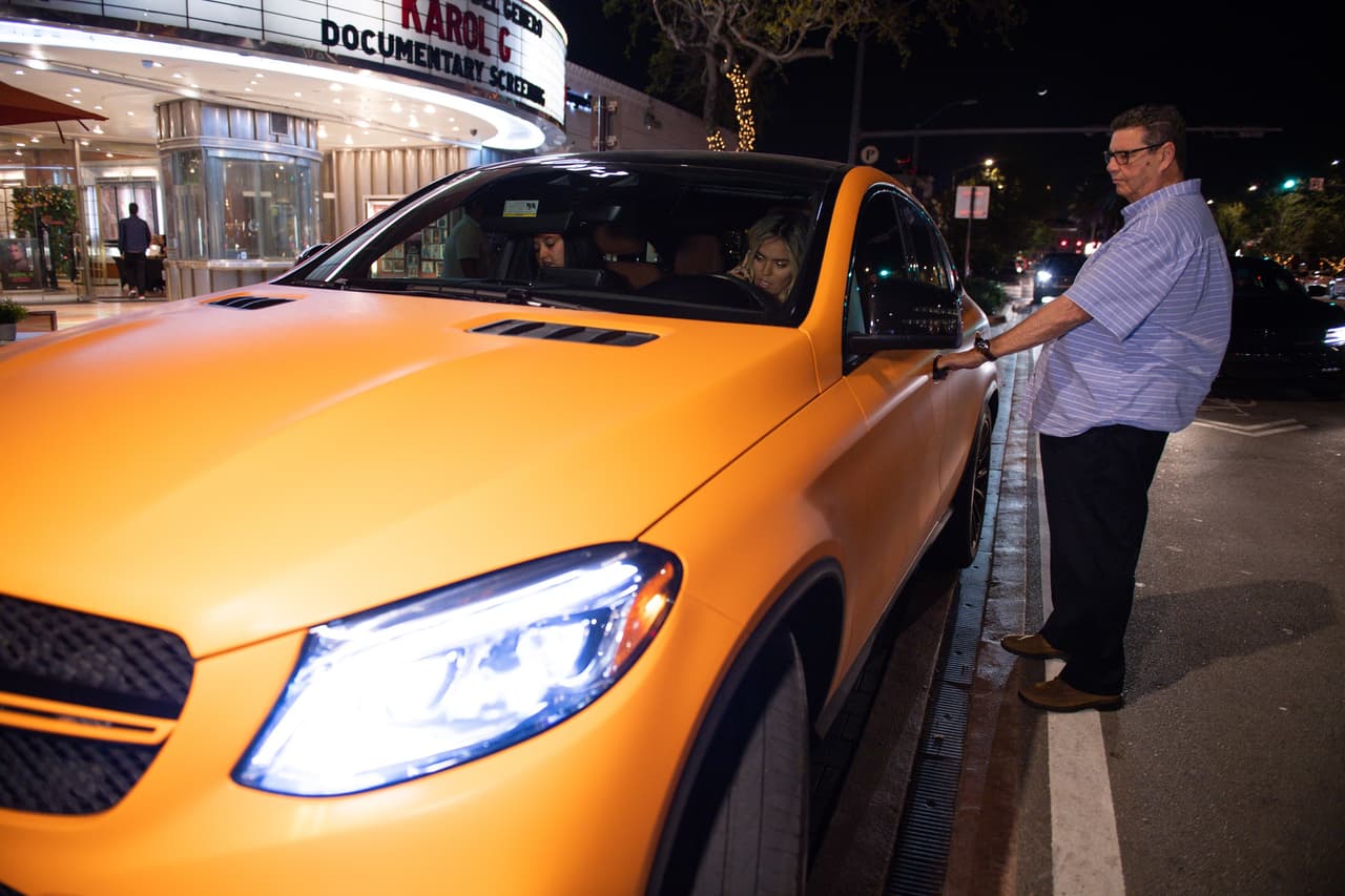 Karol G llegó al evento conduciendo su propio coche, el mismo que el 14 de febrero le regaló su pareja, el también cantante de música urbana Anuel AA.