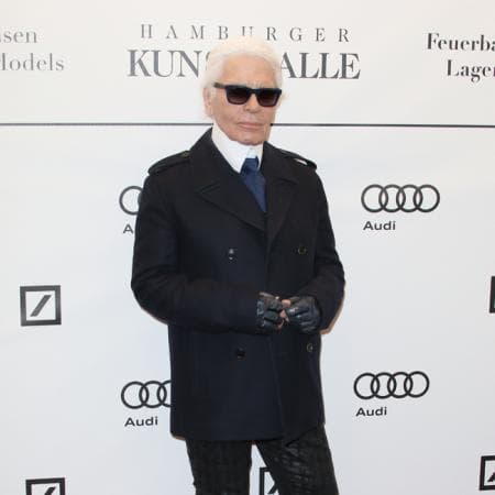 ¿Por qué Karl Lagerfeld usó guantes durante TODA su vida?
