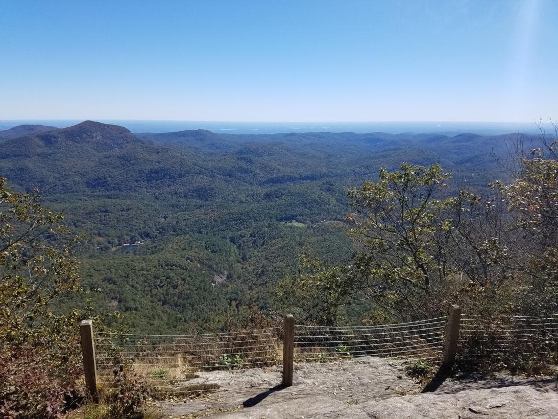<b>Las montañas los llaman</b>. Carolina del Norte tiene una gran variedad de destinos únicos que van desde ciudades encantadoras hasta 
<a href="https://www.univision.com/local/north-carolina-wuvc/whiteside-mountain-montanas-desafiantes-carolina-norte-fotos">colosos de roca y bellezas naturales que los sorprenderán</a>.