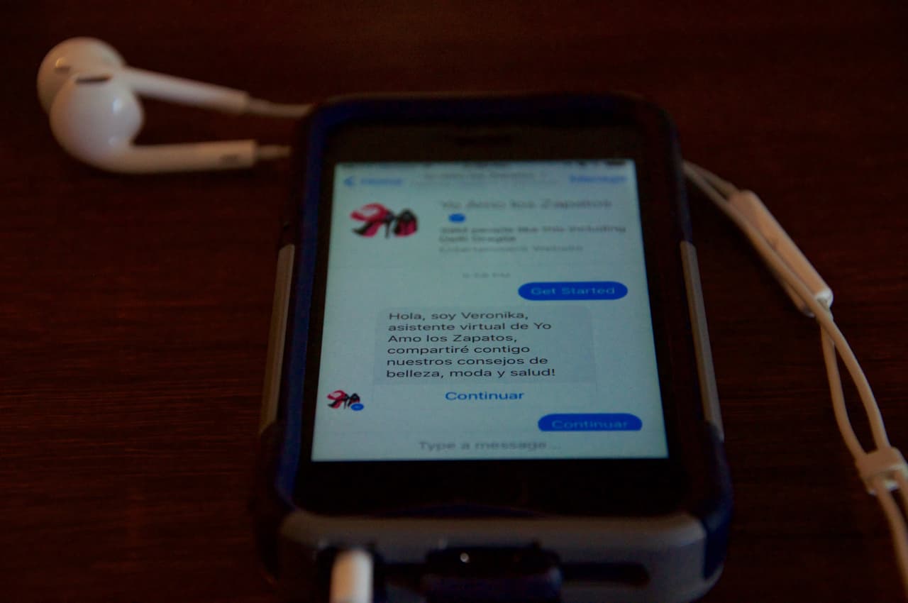 Yo Amo Los Zapatos tiene su propio ‘bot’, Veronika, que chatea con los usuarios en Facebook Messenger.