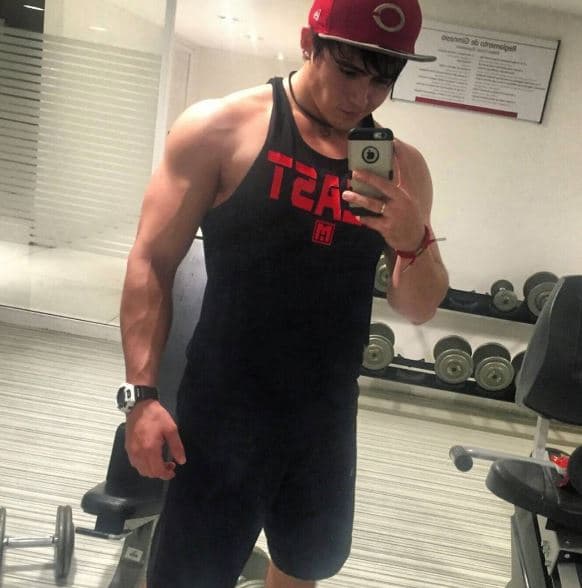 Siempre le gusta presumir su figura.