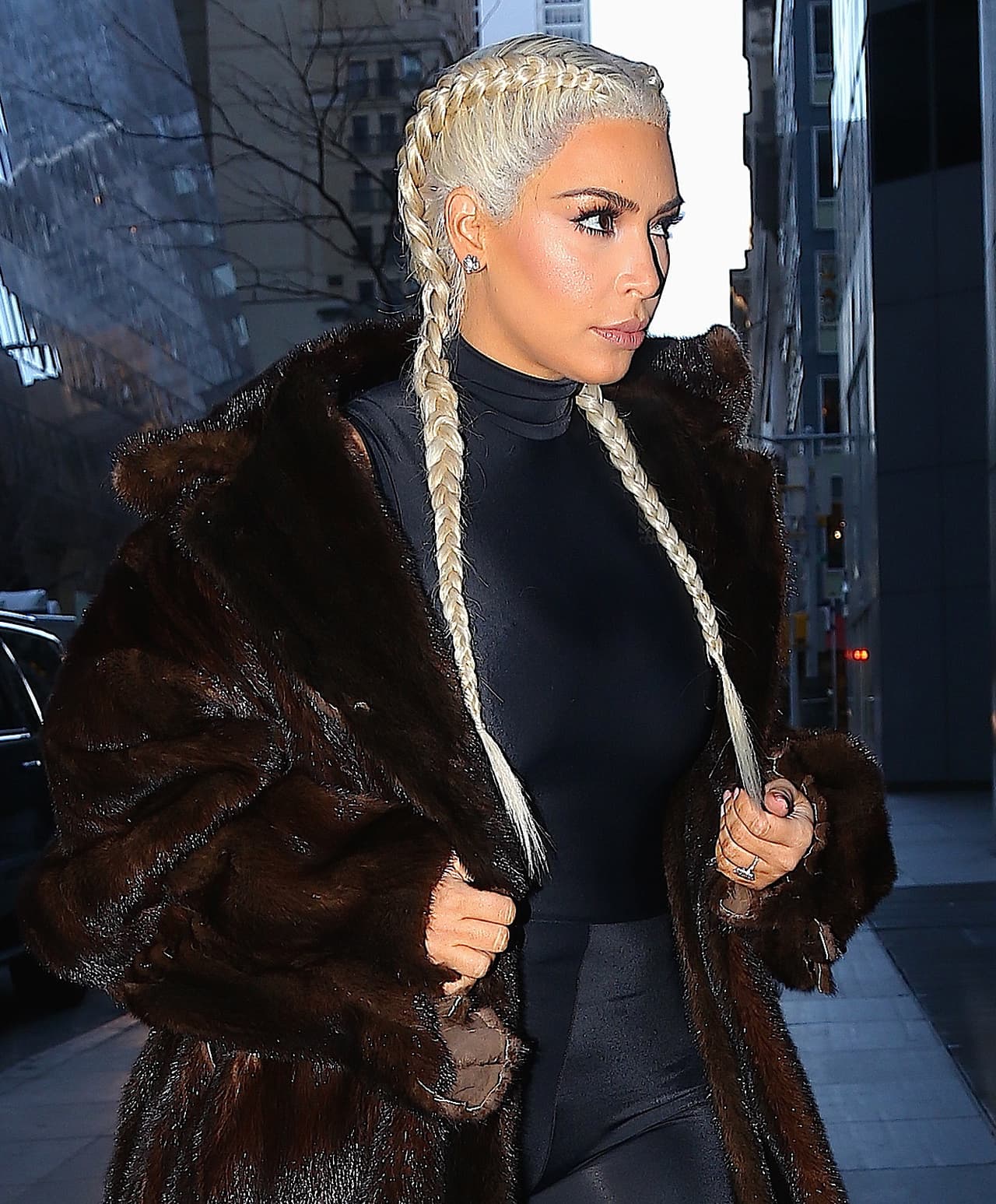 Parece que Kim Kardashian también le ha copiado diversos looks a una famosa cantante de pop en Serbia.