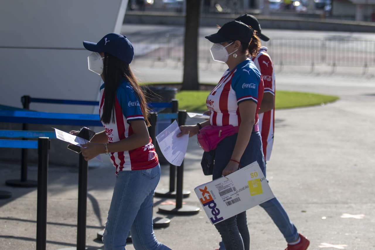 Los afortunados aficionados que consiguieron boleto para el partido más esperado de la temporada regular, comienzan a tomar sus lugares en el Estadio Akron a minutos del pitazo inicial.