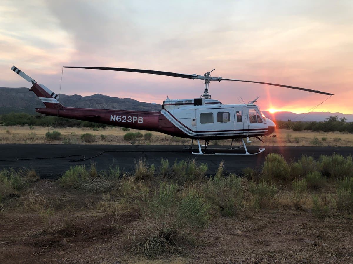 Las banderas también estarán a media asta el domingo 19 de julio, para honrar 
<a href="https://www.univision.com/local/arizona-ktvw/banderas-a-media-asta-en-arizona-por-el-piloto-que-fallecio-combatiendo-el-incendio-polles">el piloto Bryan Boatman,</a> quien murió el 8 de julio en un accidente de helicóptero mientras ayudaba a los bomberos a contener 
<a href="https://www.univision.com/local/arizona-ktvw/arde-el-incendio-polles-en-payson-mientras-continuan-las-altas-temperaturas-en-la-region-fotos">el incendio de Polles</a>. 
<br>