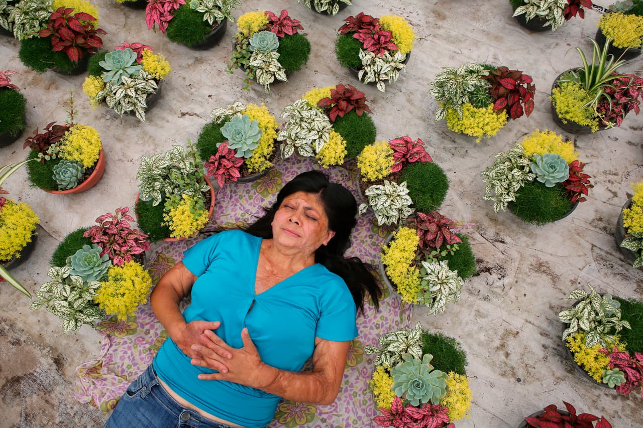 Elisa dentro de su invernadero en Ciudad de México.