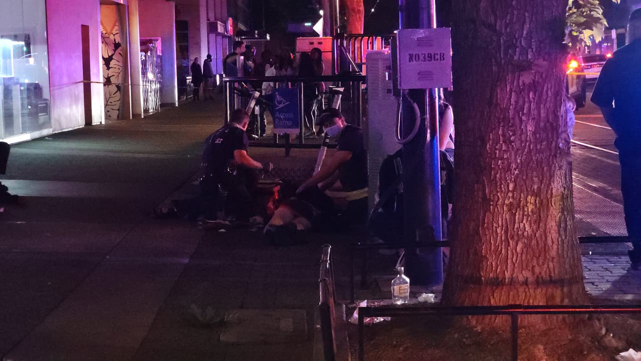 Alrededor de cinco minutos después, la policía tuvo reportes de algunas personas heridas de bala que llegaban a dos hospitales cercanos a la zona del tiroteo.
