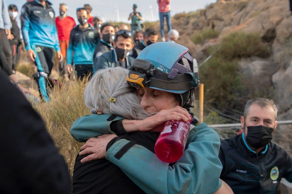 Flamini, en la imagen con un casco, saludó a sus seres queridos al salir de la cueva tras 500 días de encierro. (Photo by JORGE GUERRERO / AFP) (Photo by JORGE GUERRERO/AFP via Getty Images)