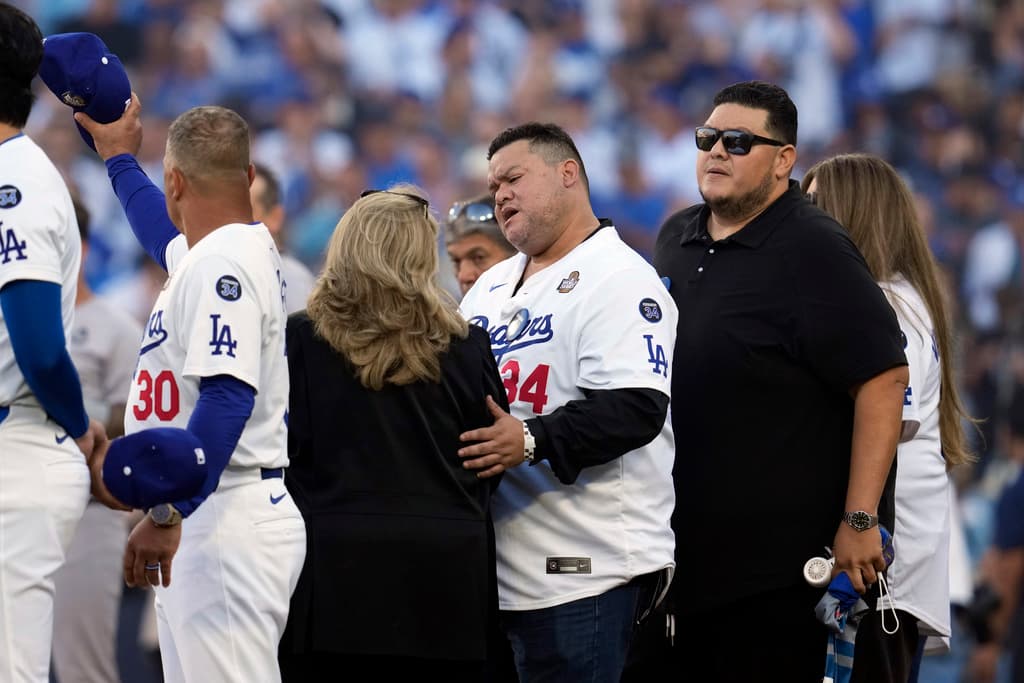 <b>Homenaje en el Dodger Stadium</b>: Los Dodgers y sus fanáticos rinden homenaje a Fernando Valenzuela, quien falleció antes de la Serie Mundial, creando un altar en su honor.