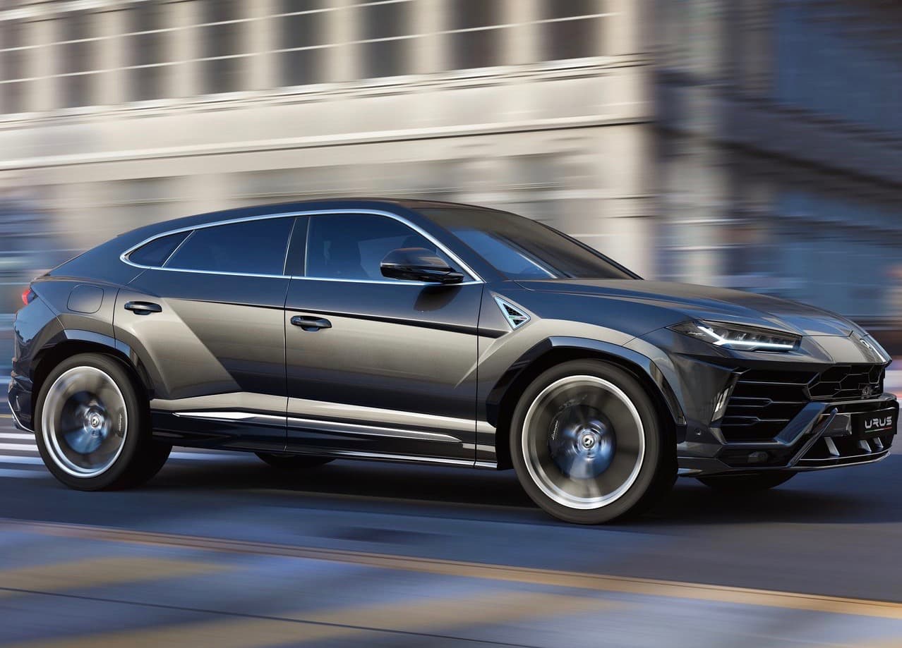 En abril pasado, durante una entrevista en el show de Ellen Degeneres, Cardi B aseguró no saber manejar, pero ser todo un "pasajero profesional". Además dijo que con la llegada de su primer hijo deseaba tener un "Lamborghini Truck". Lo que más se asemeja a los gustos de la cantante es la
<b><a href="https://www.univision.com/noticias/camionetas/la-nueva-lamborghini-urus-2019-es-la-suv-mas-rapida-en-existencia-por-el-momento" target="_blank">Lamborghini Urus</a></b>, la más reciente SUV del fabricante italiano, la cual tiene un precio a partir de 200,000 dólares, con un motor V8 doble-turbo de 4.0 litros de 650 caballos de fuerza y una velocidad máxima de 190 mph.