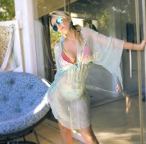 Con el hashtag #comodice, la cantante escribe frases inconclusas de sus canciones, e invita a sus seguidores a completarlas. Esta imagen la acompañó del texto: "Va casi un año del primer sí... A la orilla del mar...".