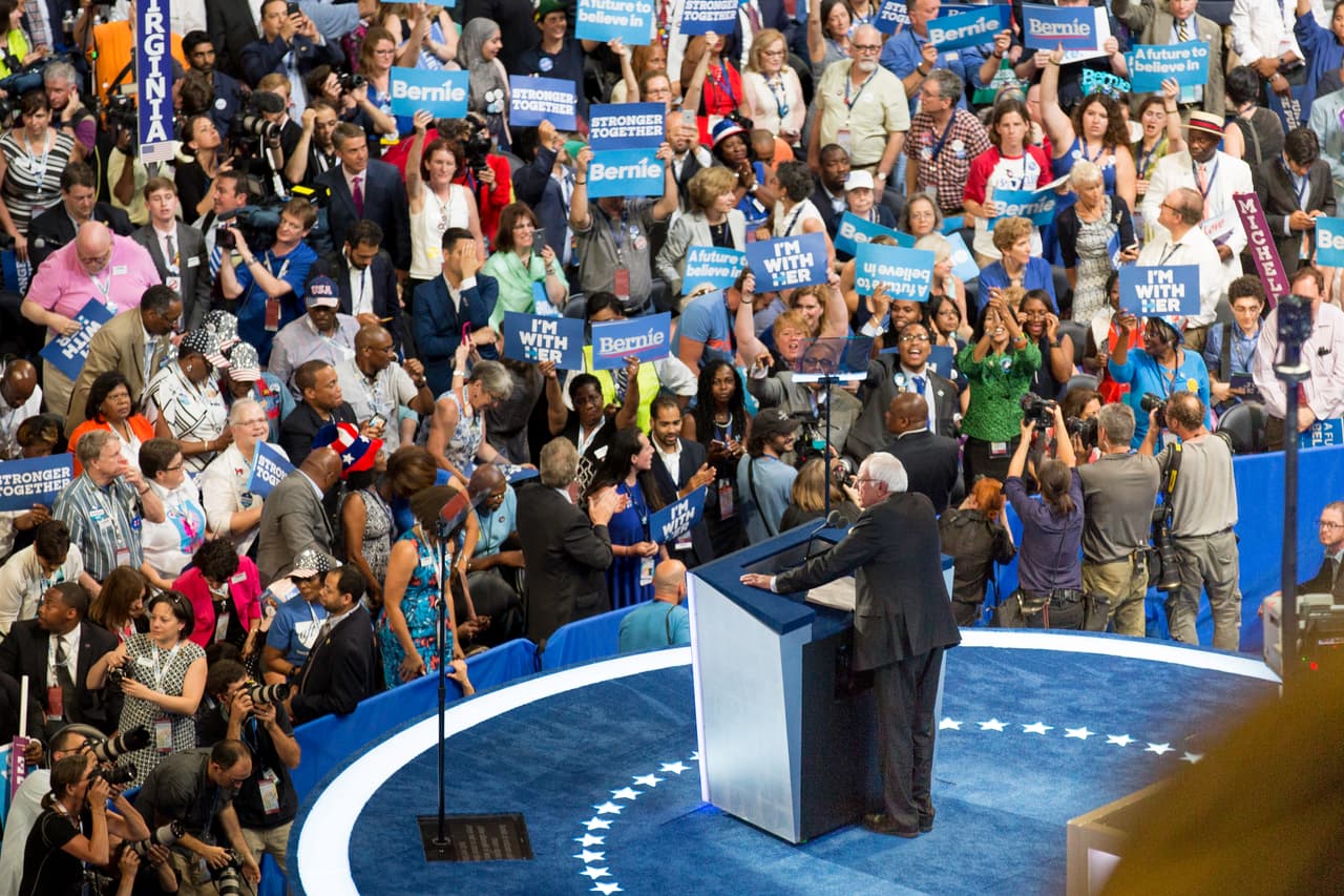 LUNES 25 DE JULIO. 10:19 PM. Luego de la filtración de los correos del partido demócrata y tras un día de protestas de sus seguidores presentes en Filadelfia, Bernie Sanders da su discurso de apoyo a la candidatura de Hillary Clinton frente a los delegados de la convención.