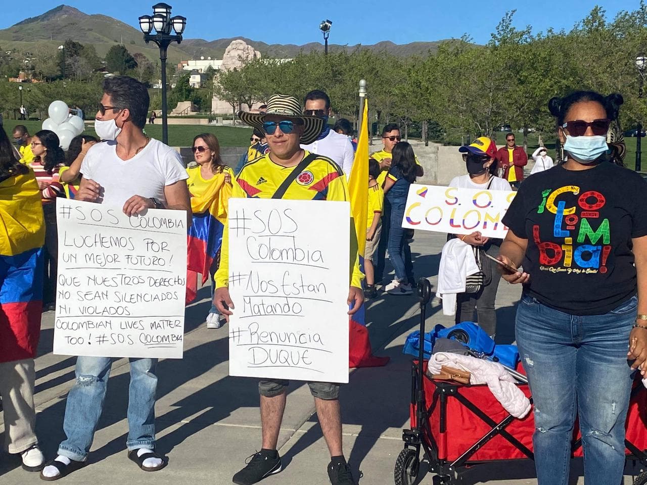 El hashtag #SOS Colombia era mostrado en todas las pancartas de la manifestación. La voilencia en multiples ciudades de la nación suramericana ya va a cumplir dos semanas.