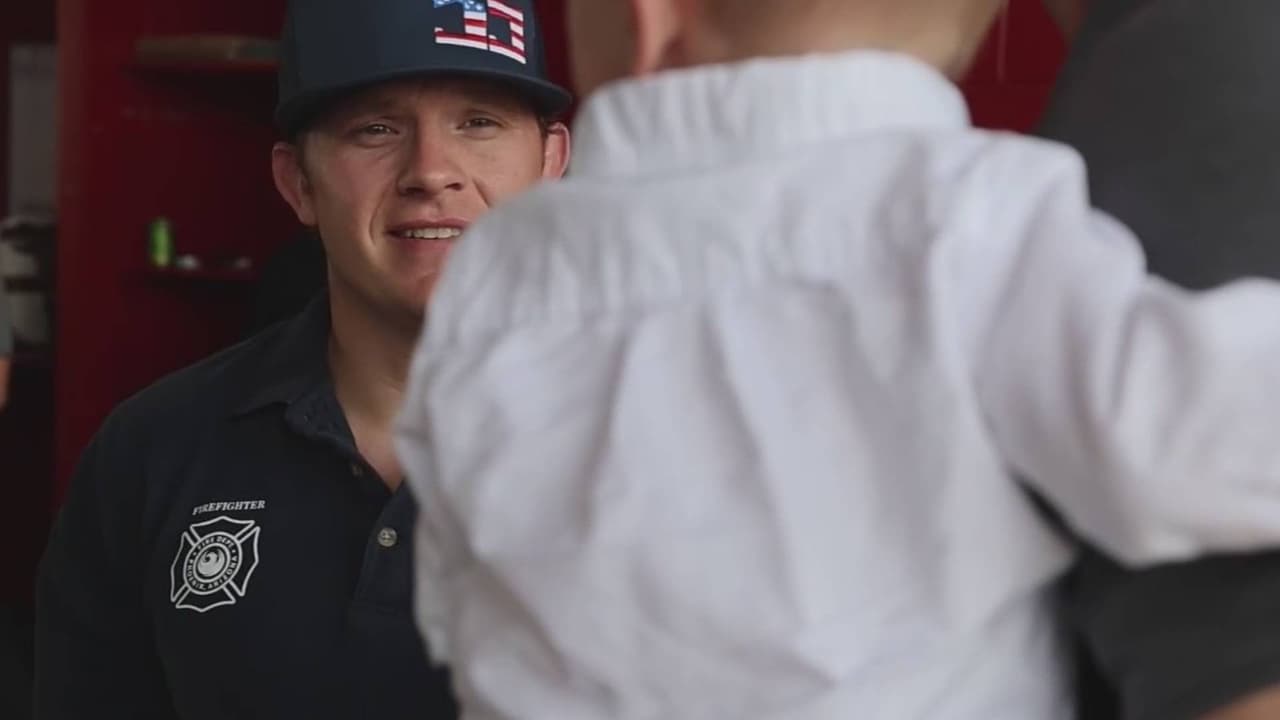 Bebé sobreviviente de morir ahogado emociona a los bomberos de Phoenix al recordarles el valor de su labor