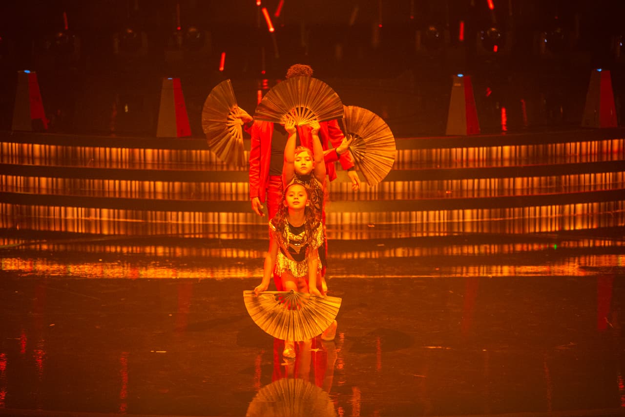 La quinta presentación de baile estuvo a cargo de Kennya y Andrea. Las niñas de 7 años realizaron una coreorafía de ritmo latino y pese al fuego en la pista no se salvaron de estar entre los números más bajos de la noche.
