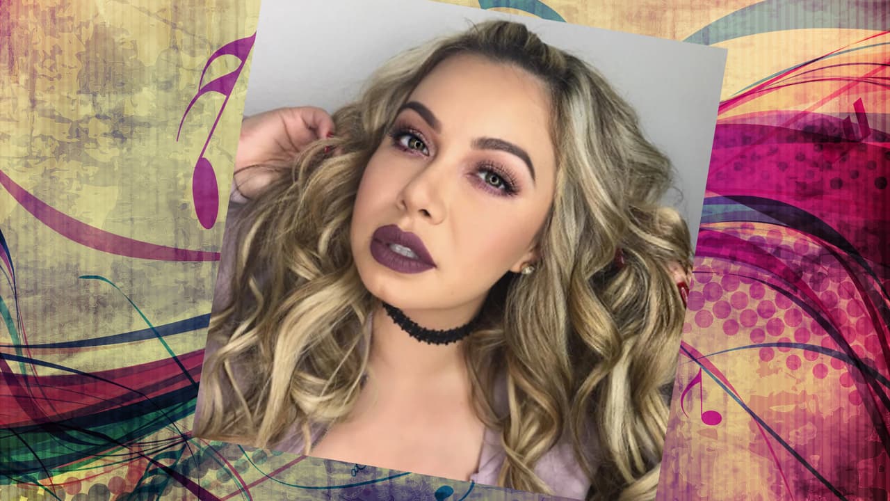 Chiquis siempre sale bien en sus selfies. ¿Y cómo no? La cantante es una mujer hermosa. Con un rostro así, todas queremos hacernos selfies. She's a curvy woman with a lot of sass. Jenni would be so proud!