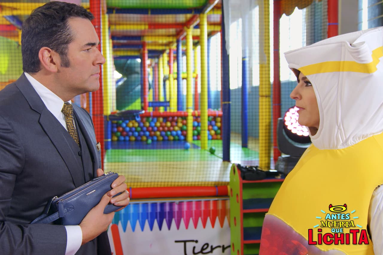 Augusto le confiesa Sandra que planea irse con Alicia a Icónika USA.