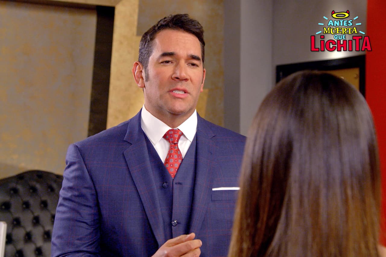 Augusto le ordena a Alicia no hablar sobre la existencia de Icónika USA.