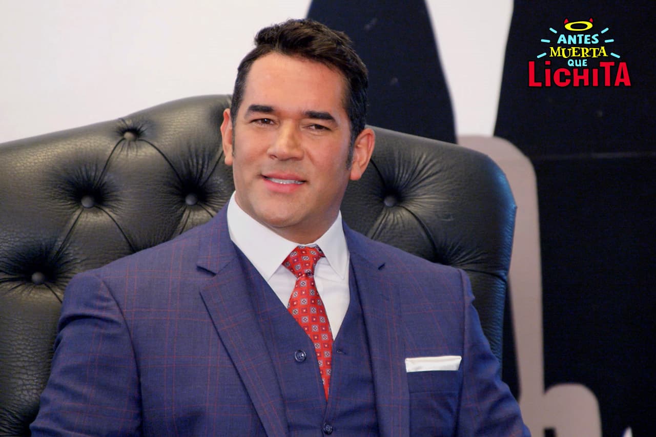 Augusto convoca una junta para anunciar que Alicia se irá a trabajar a los EE.UU.