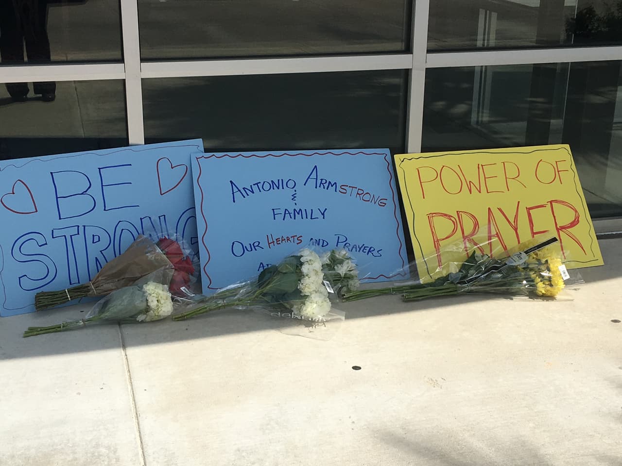 De acuerdo con información extraoficial, Antonio Armstrong es el hombre que resultó herido en el incidente ocurrido en una residencia al suroeste de Houston. En el mismo incidente la esposa de Armstrong perdió la vida.