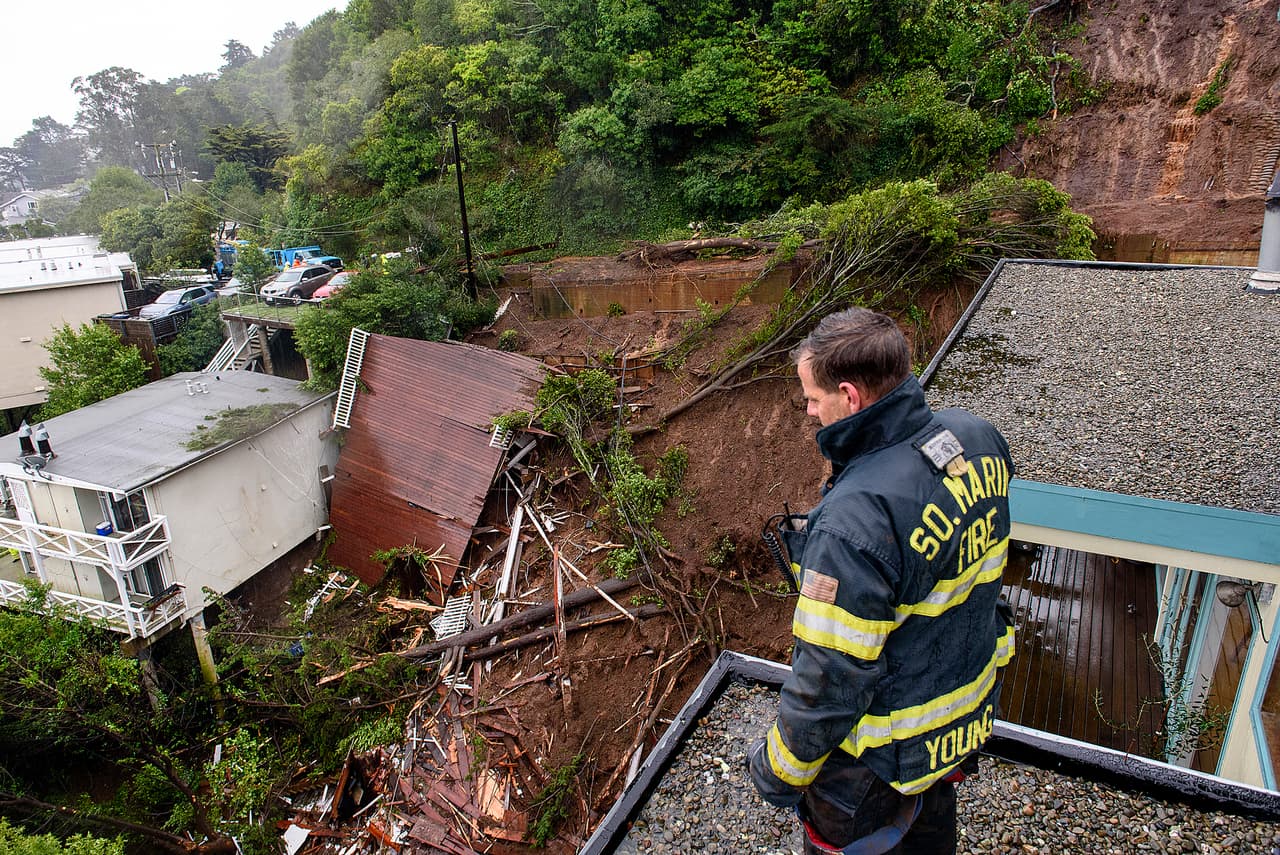 Los derrumbes en Sausalito, e nl norte de California. Palm Springs, al este de Los Ángeles, también vio inundaciones significativas, medios locales informaron que varias personas necesitaron ser rescatadas de la inundación.