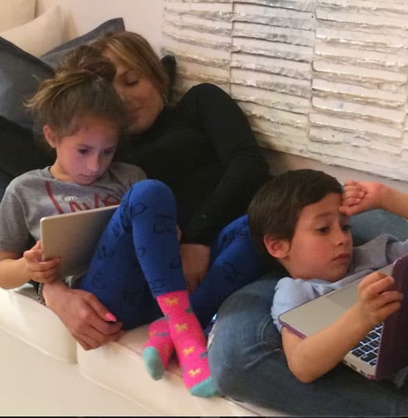 Disfrutando del fin de semana, que es cuando los deja usar la tablet y la computadora, como ha declarado antes.