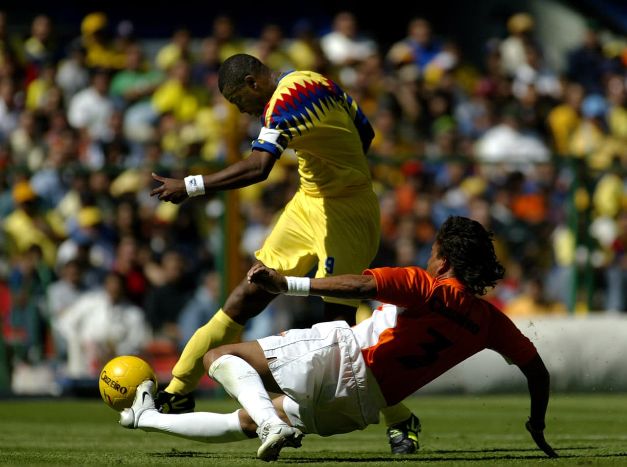 No hace falta decir que François Omam-Biyik era sinónimo de gol. Pisaba el área y destruía al rival con un par de gambetas y potencia.