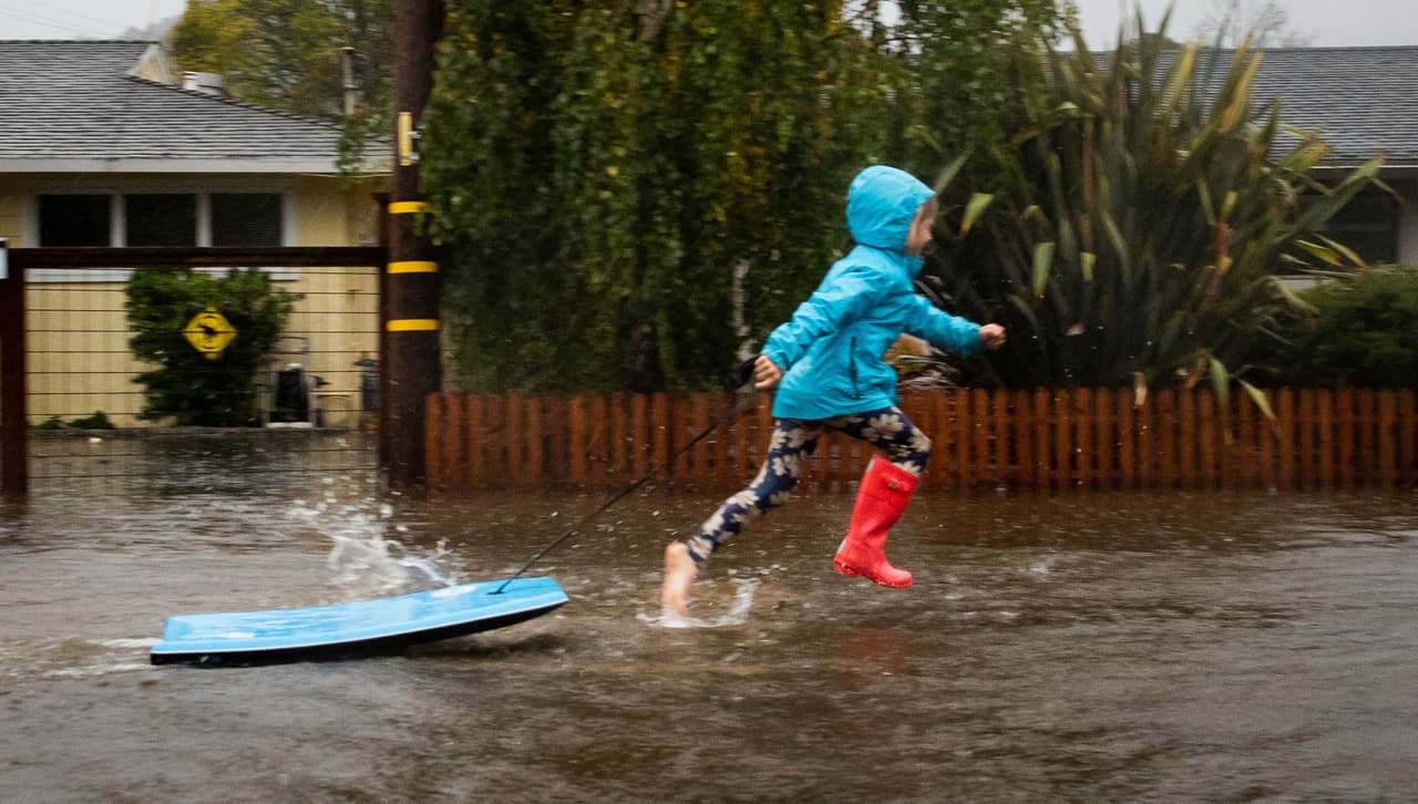 La inundación en Mill Valley. El servicio meteorológico calificó los totales preliminares de lluvia en la zona como "asombrosos".
<br>
<br>El mismo sistema de tormentas también azotó a los estados de Oregon y Washington, causando cortes de energía que afectaron a decenas de miles de personas. 
<br>