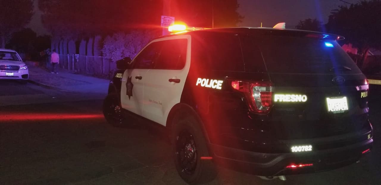 Joven de 17 años muere tras recibir disparos mientras manejaba su automóvil en el este de Fresno