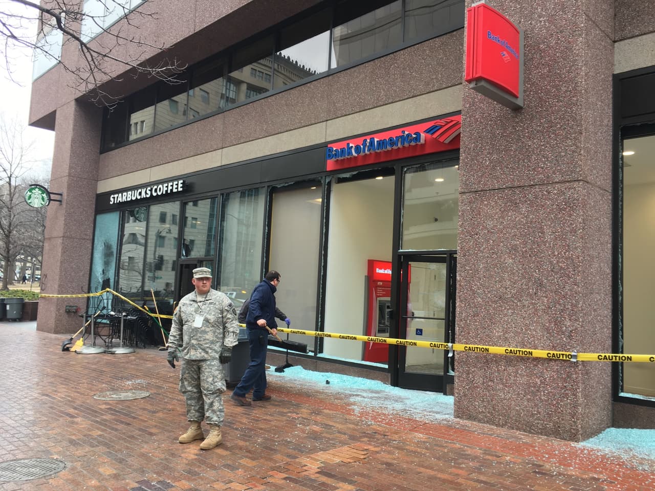 Un grupo de manifestantes rompió los cristales de esta sucursal bancaria en 13St NW, nos informó sobre el terreno nuestra enviada especial Olivia Liendo.